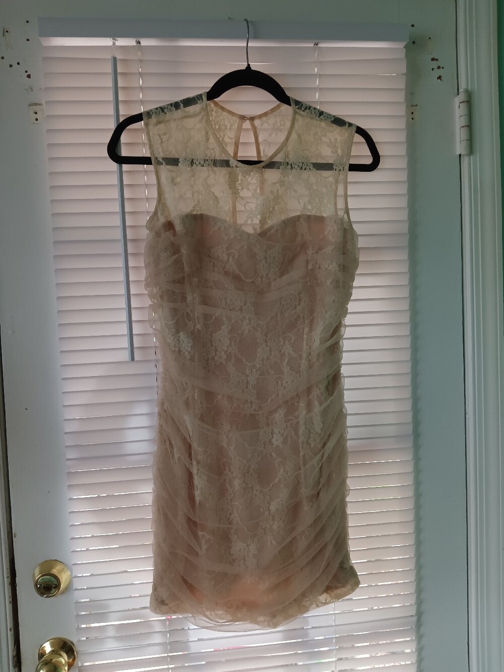 en crème nude lacy bodycon dress